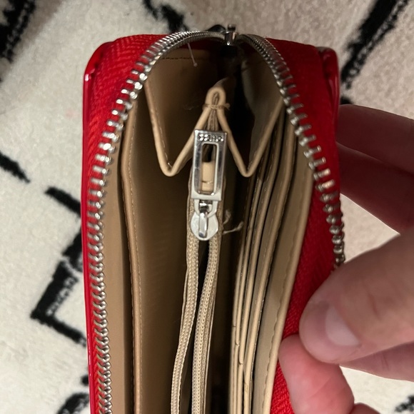 Red Leather Guess Los Angeles Full Zip Around Wallet - Picture 4 of 4